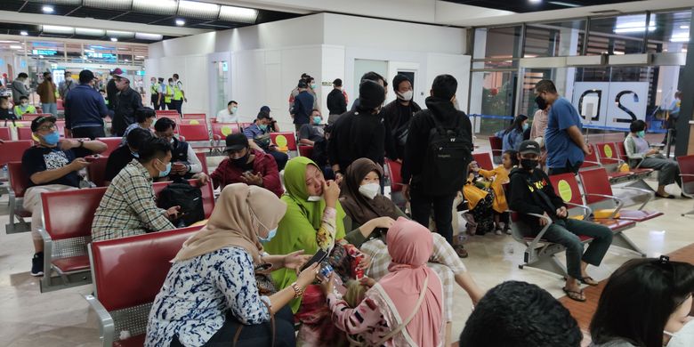 Suasana di posko Sriwijaya Air di Terminal II Bandara Soekarno-Hatta, Banten, Sabtu (9/1/2021) setelah pesawat Sriwijaya Air atuh di Kepulauan Seribu, Sabtu (9/1/2021). Puluhan orang menunggu kepastian terkait nasib anggota keluarganya yang berada dalam pesawat itu.