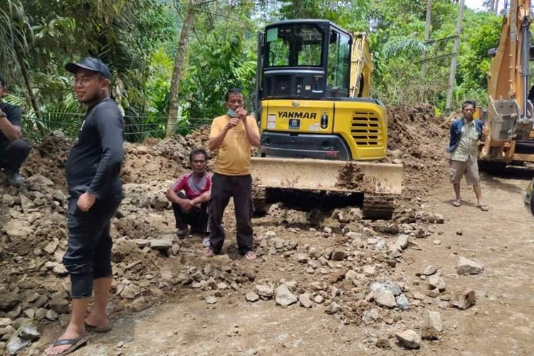 Nagari Kajai, Pasaman Barat kembali dilanda longsor, Senin (7/3/2022) malam. Pemerintah setempat pun mengerahkan alat berat untuk membuka jalan yang terputus akibat tertimbun tanah pada Selasa (8/3/2022).