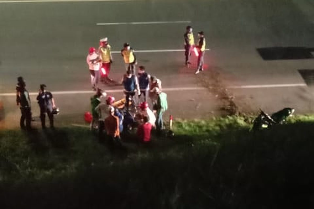 Sepeda motor kecelakaan dan terjatuh dari Jalan Layang Tegalrotan, Ciputat, Tangerang Selatan, Rabu (26/5/2021) malam.