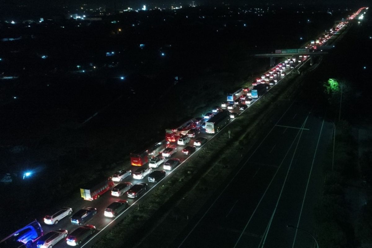 Kendaraan pemudik melintas di Tol Palimanan-Kanci, Cirebon, Jawa Tengah, Jumat (23/6/2017). Kondisi arus lalu lintas di Tol Palimanan-Kanci secara umum di seluruh jalur mudik terpantau ramai lancar.