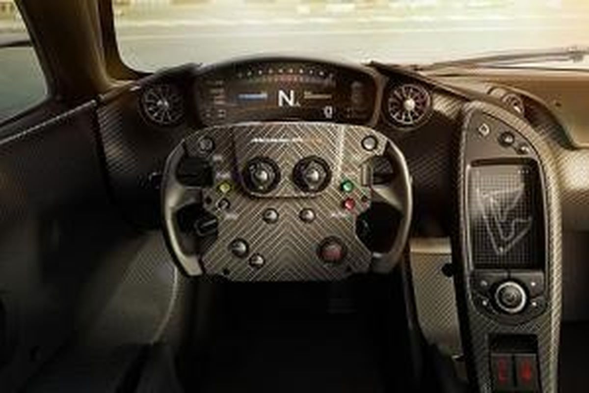 Kabin depan McLaren P1 GTR