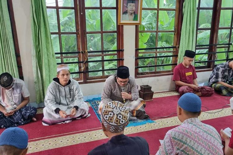 Pengasuh Ponpes At-Tauhid Singgih Pradipta Cahya Nugraha memimpin kegiatan mengaji di Pondok Pesantren At Tauhid, Semarang, Selasa (4/4/2023).