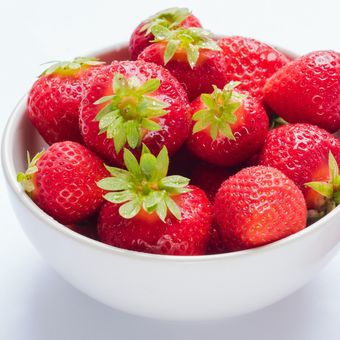 Ilustrasi buah strawberry, stroberi. 