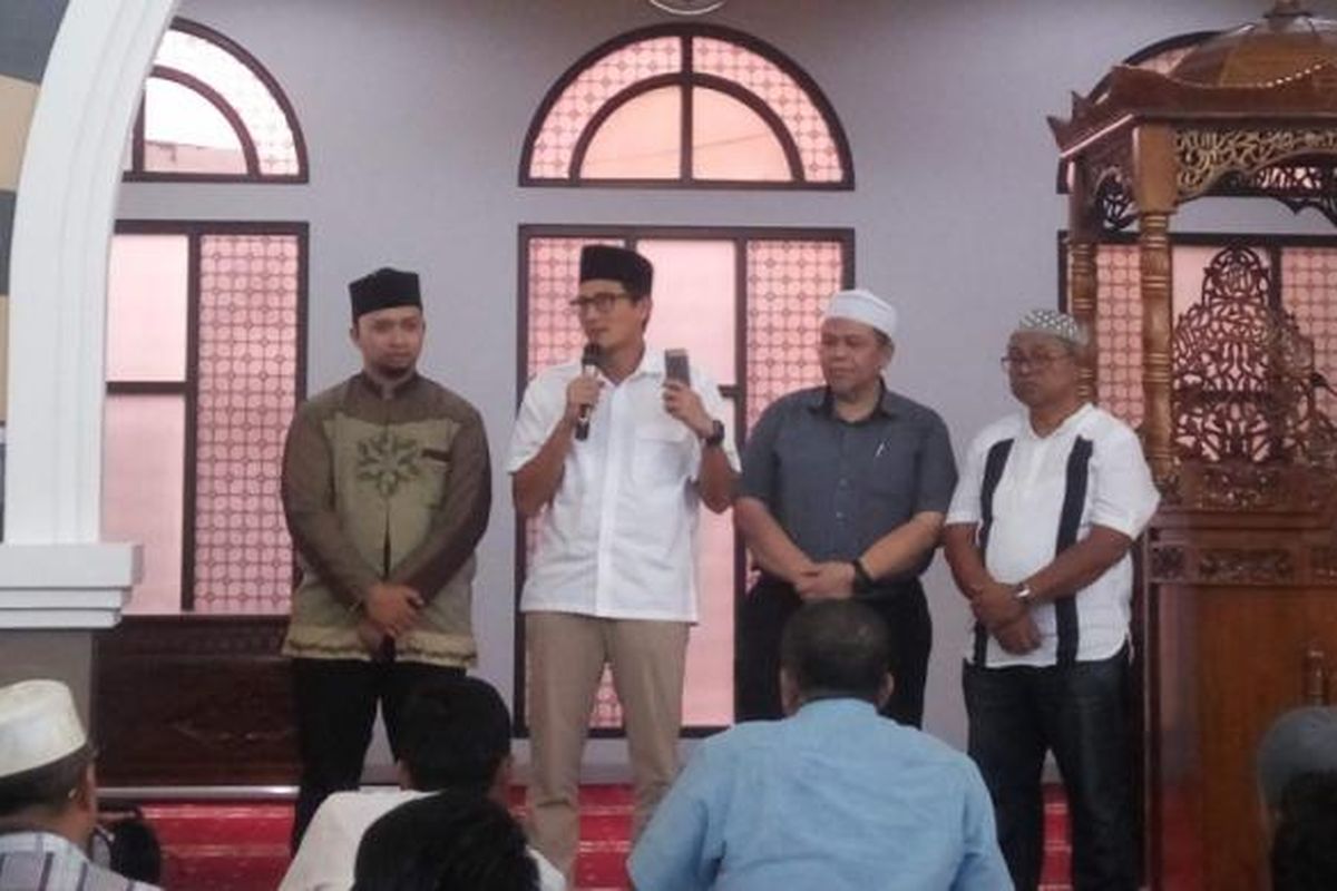 Calon wakil gubernur DKI Jakarta, Sandiaga Uno saat memberi pelatihan ekonomi syariah di Masjid Fatahillah Tanah Abang, Jakarta Pusat, Kamis (9/3/2017).