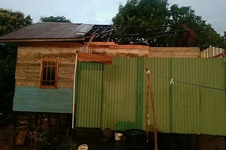 Salah satu rumah yang terdampak puting beliung di Desa Tamba Jaya, Tabukan, Barito Kuala, Kalimantan Selatan, yamg mengalami kerusakan, Selasa (1/9/2019).