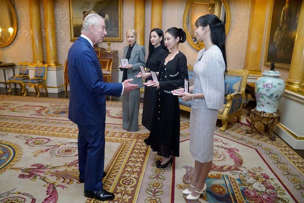 Raja Charles III memberikan gelar kehormatan MBE kepada anggota BLACKPINK; Jennie, Rose, Lisa, dan Jisoo.