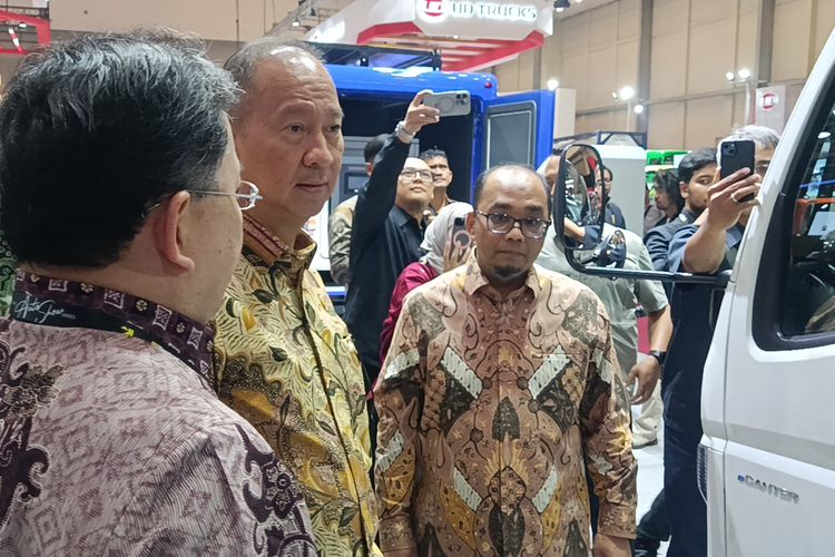 Agus Gumiwang di booth Mitsubishi Fuso