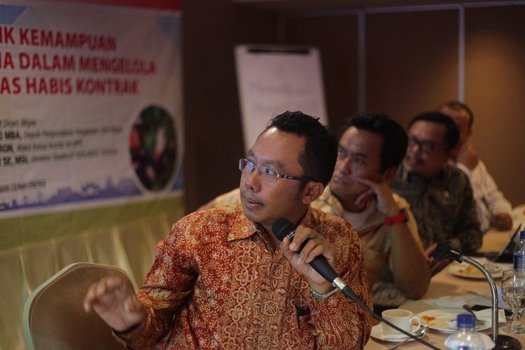 Direktur Eksekutif ReforMiner Institute (kiri-kanan) bersama moderator Hidayat Tantan (chairman Dunia Energi), Wakil Ketua Komisi VII DPR E Herman Khaeron, dan Kepala Divisi Program dan Komunikasi SKK Migas Wisnu Prabawa Taher  saat berbicara pada diskusi publik Menyelisik Kemampuan Pertamina dalam Mengelola Blok Migas Habis Kontrak di Jakarta, Senin (26/2/2018).
