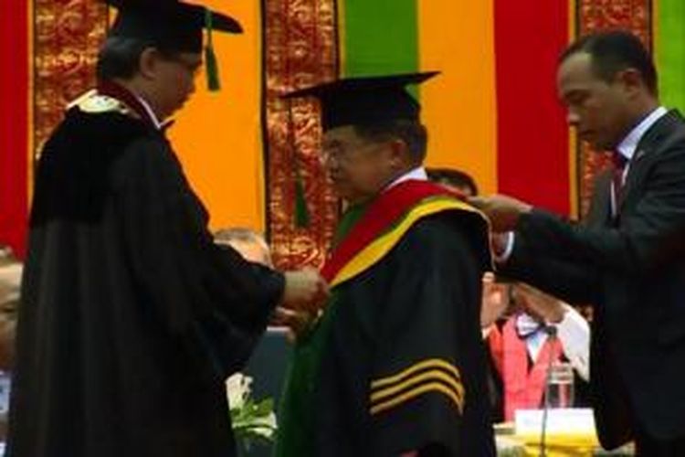 Wakil Presiden Jusuf Kalla menerima anugerah Doktor dari Universitas Syiah Kuala yang diberikan langsung oleh Rektor Unsyiah Samsul Rizal, atas dedikasinya di bidang perdamaian dankemanusiaan di Aceh, dalam rapat senat terbuka di Universitas Syiah Kuala Banda Aceh, Sabtu (14/11/2015).