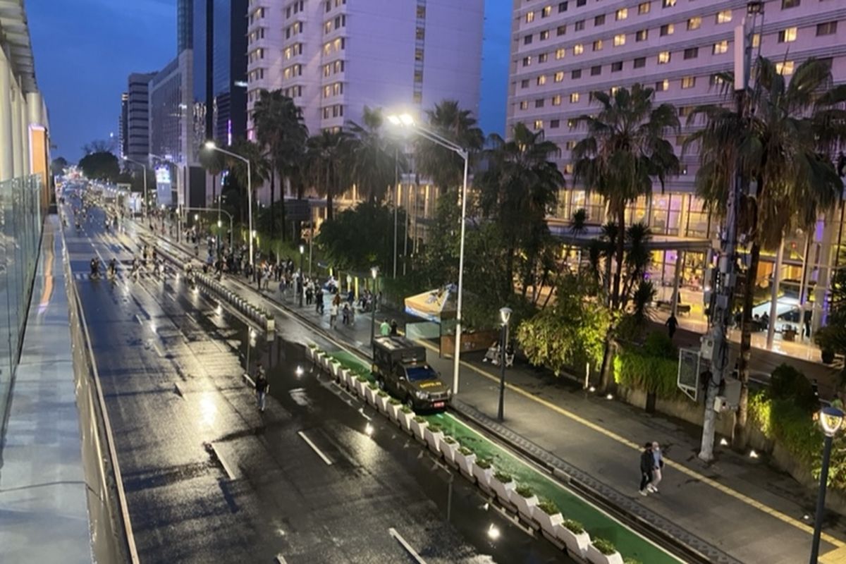 Polisi telah menutup Jalan yang menuju kawasan Bundaran Hotel Indonesia (HI), Jakarta Pusat, pada Minggu (31/12/2023), jelang perayaan malam Tahun Baru 2024.