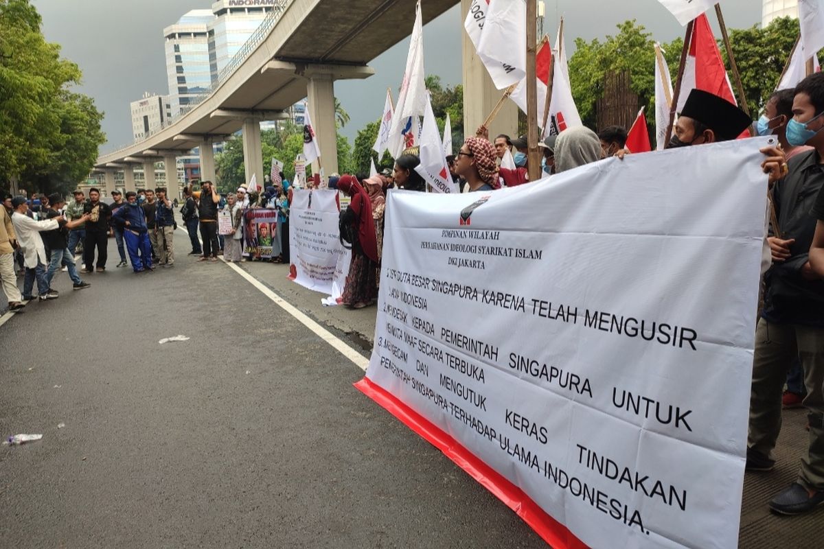 Sejumlah massa yang tergabung dalam Pertahanan Ideologi Serikat Islam (Perisai) menggelar aksi unjuk rasa buntut pengusiran Ustad Abdul Somad dari Singapura.  Demonstrasi dilakukan di depan Kedutaan Besar (Kedubes) Singapura di Jalan HR Rasuna Said, Setiabudi, Jakarta Selatan pada Jumat (20/5/2022). 