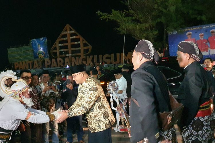 Anies Baswedan bersalaman dengan tokoh Hanoman di Sekitar Pantai Parangkusumo, Bantul. Selasa (18/7/2023) malam