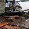 Kapal Tongkang Menabrak 5 Rumah Warga