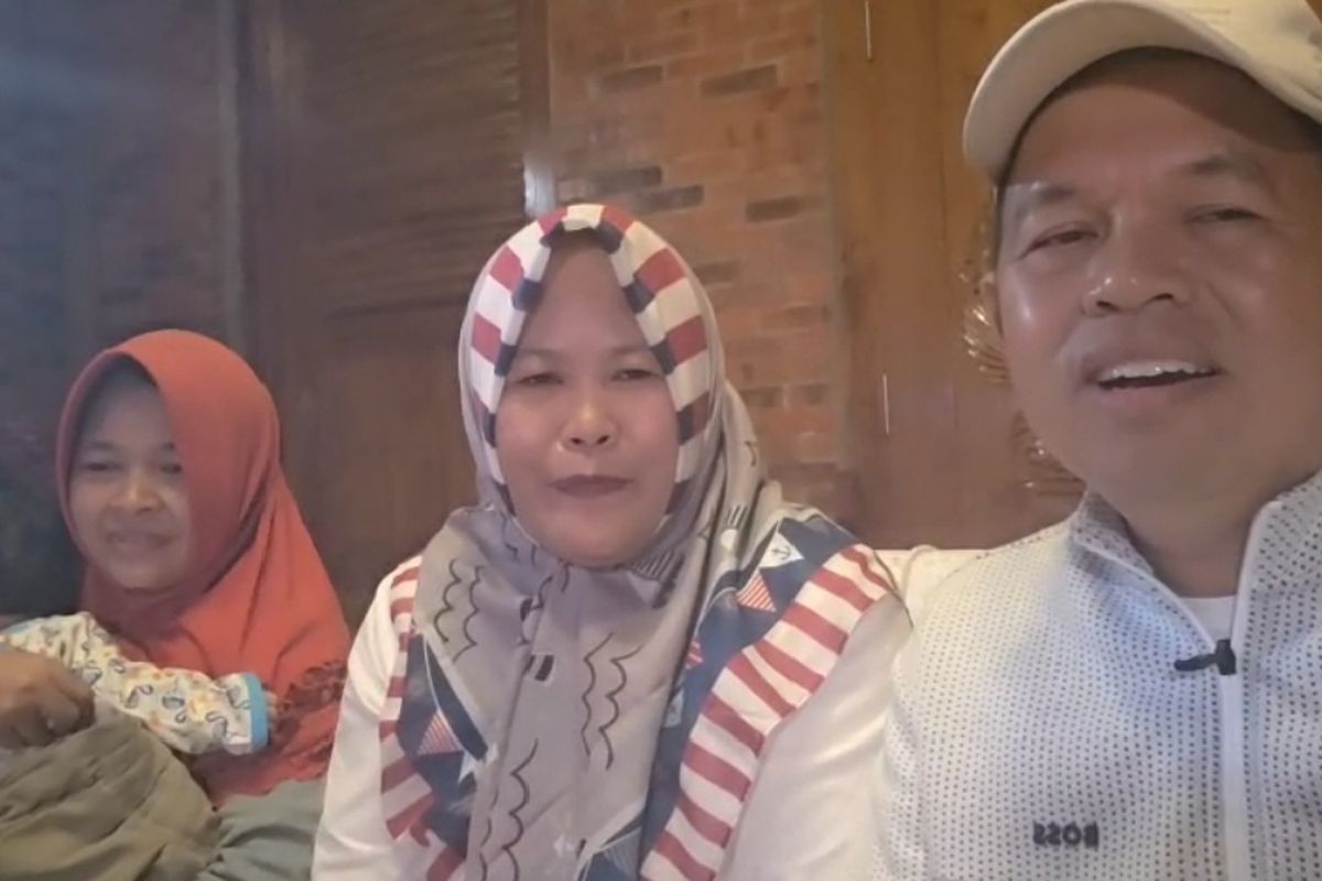 Gubernur Jabar, Dedi Mulyadi bertemu dengan ASN Eceu Gacor dan Julia, warga Kota Bandung yang meminta bantuan ke Pos Pelayanan Masyarakat di Lembur Pakuan, Kabupaten Subang, Rabu (8/10/2025).