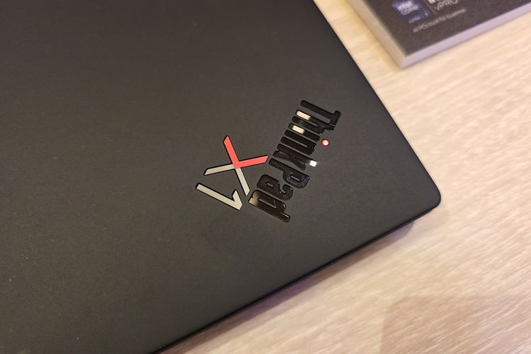 Lenovo ThinkPad X1 Carbon Gen 13.