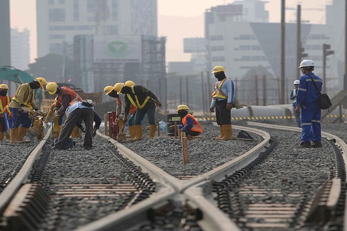 Aktivitas pekerjai menyelesaikan pembangunan Stasiun Depo angkutan massal cepat (Mass Rapid Transit/MRT)  Lebak Bulus, Jakarta, Senin (14/8/2017).Pengerjaan proyek MRT fase pertama ini diperkirakan rampung pada tahun 2019.
