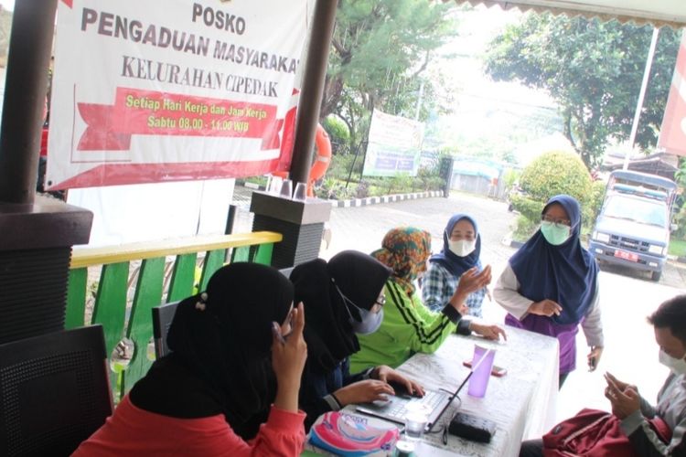 Posko pengaduan untuk masyarakat didirikan di Kantor Kelurahan Cipedak, Jagakarsa, Jakarta Selatan,