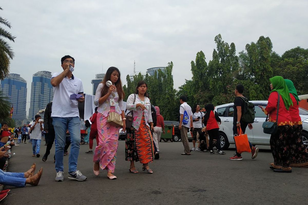 Sejumlah pengunjung acara Lebaran Betawi di Monas, Jakarta Pusat tampak mengenakan pakaian Betawi, Sabtu (20/7/2019).