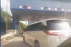 Mobil Dinas Pelat RI 25 Diduga Serobot Antrean di Pintu Tol Cilandak