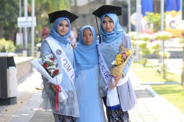 Dua putri buruh emping melinjo raih IPK cumlaude di Universitas Negeri Yogyakarta (UNY).