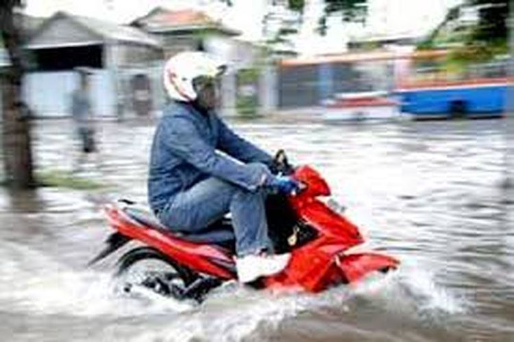 Mengangkat kaki saat naik motor