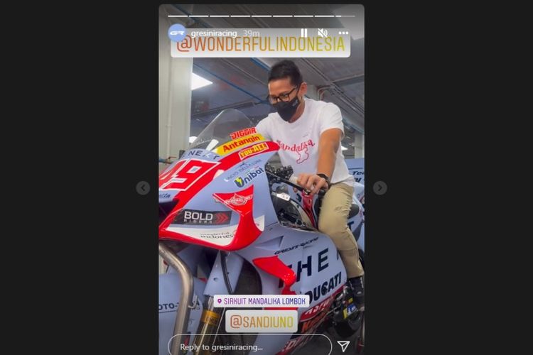 Sandiaga Uno naik di atas motor balap MotoGP Ducati Desmosedici GP21 milik Gresini Racing