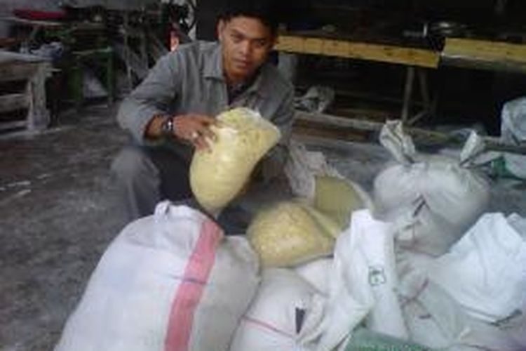 Petugas memeriksa mie basah mengandung zat formalin di sebuah pabrik rumahan di Dusun Manggisan, Desa Banjarnegoro, Kecamatan Mertoyudan, Kabupaten Magelang, Rabu (18/2/2015).