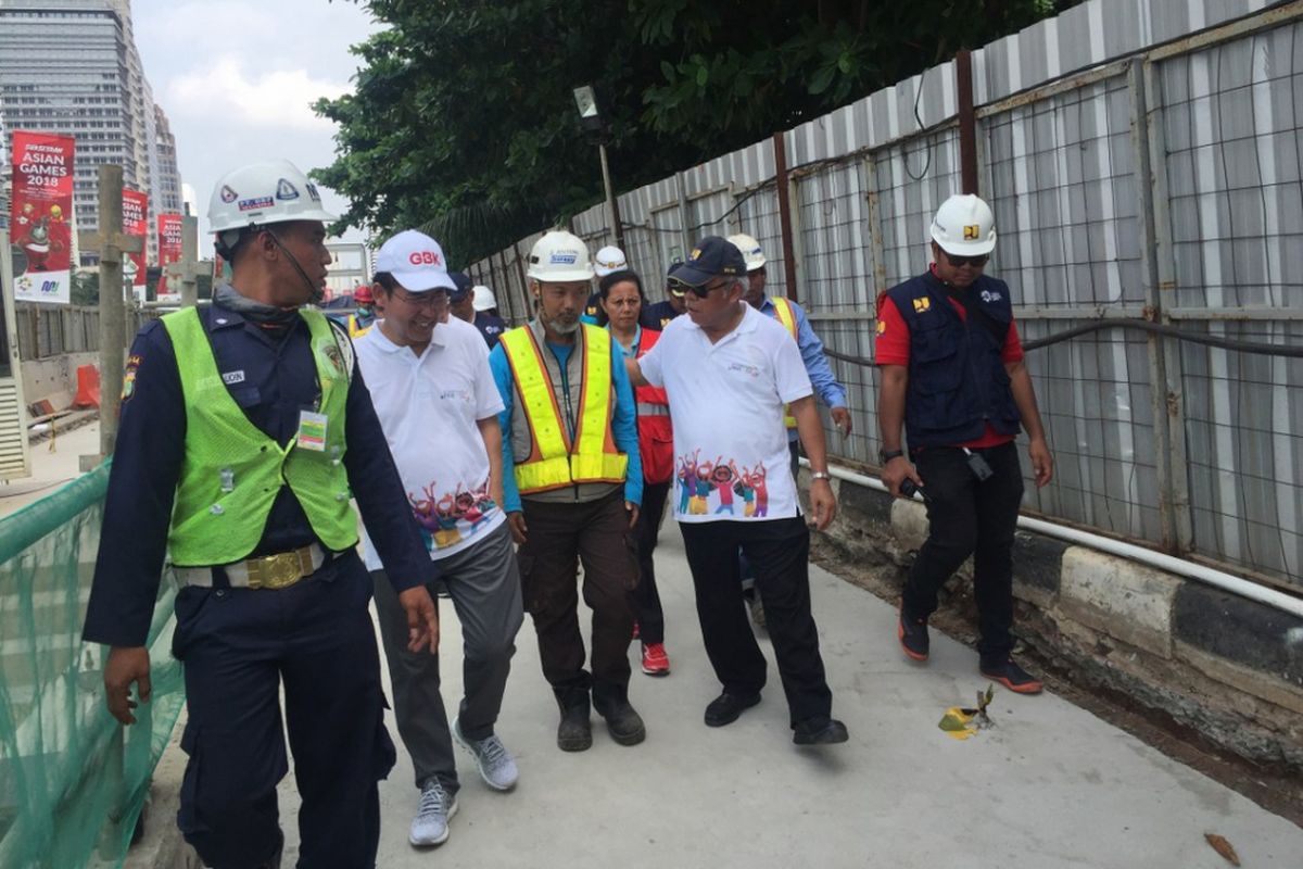 Menteri PUPR Basuki Hadimuljono saat mengecek kesiapan trotoar di koridor Sudirman, Jakarta, Minggu (24/6/2018).