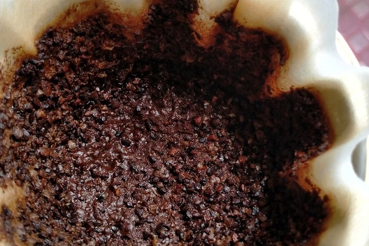 Ampas kopi tidak disarankan untuk dipakai ulang. Bahan ini lebih baik digunakan untuk membuat pupuk dan scrub.