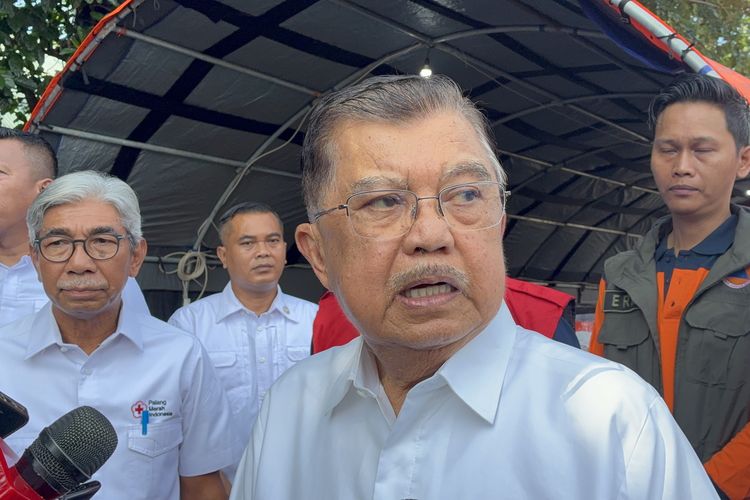 Ketua DMI sekaligus Ketua PMI Jusuf Kalla seusai meninjau gudang logistik PMI di Lanud Halim Perdanakusuma, Jakarta, Senin (1/12/2025).
