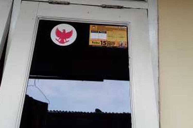 Stiker pasangan cagub-cawagub Agus Harimurti Yudhoyono-Sylviana Murni di rumah Tetty Pataresia, warga Balekambang, Kramatjati, Jakarta Timur, telah dicabut oleh orang yang mengaku dari Bawaslu DKI pada Sabtu (31/12/2016) malam. Stiker tersebut tadinya dipasang di bawah stiker daftar pemilih tetap (DPT) yang berwarna oranye.