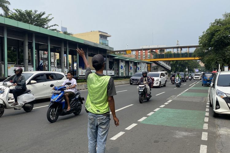 Berdiri di Pinggir Jalan, Mereka Menunggu Mobil yang Baret dan Penyok