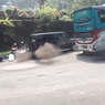 Video Kijang Lawas Gagal Menanjak sampai Tabrak Pengendara Motor