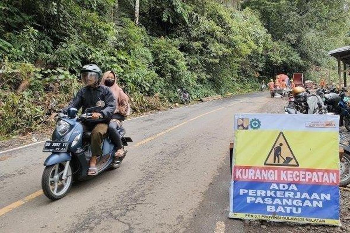 Jalan poros Maros - Bone tepatnya di Hutan Karaenta, akan kembali ditutup, Senin (4/3/2023). 
