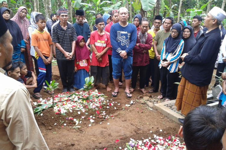Ibu dan anak menjadi korban tsunami Selat Sunda. Keduanya dimakamkan di Dusun Rancautama, Desa Pawindan, Kab Ciamis, Jawa Barat, Senin 24 Desember 2018. KOMPAS.com/ Candra Nugraha