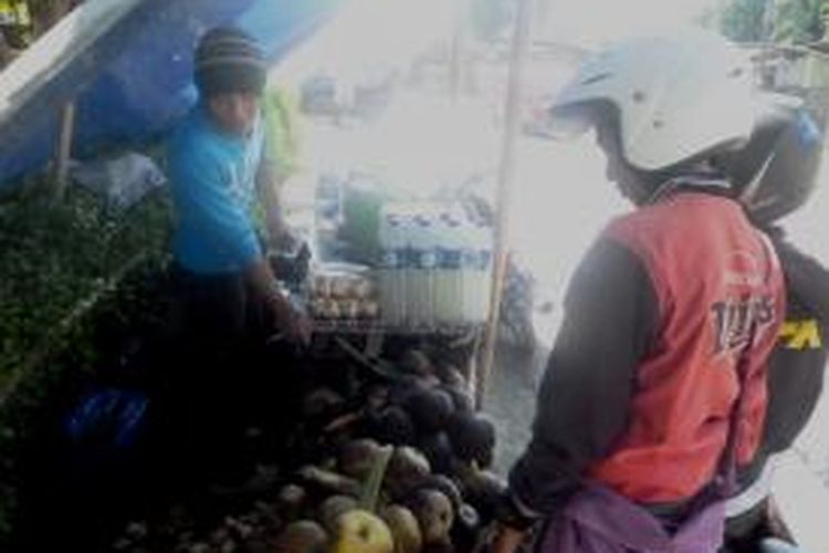 Seorang penjual minuman legen dan buah siwalan di Jl. S Parman Ungaran