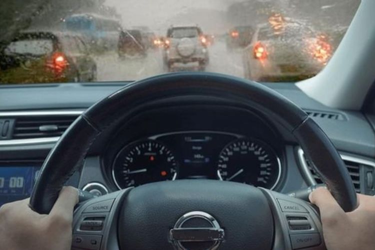 Jarak aman berkendara di jalan tol harus diperhatikan ketika kondisi hujan