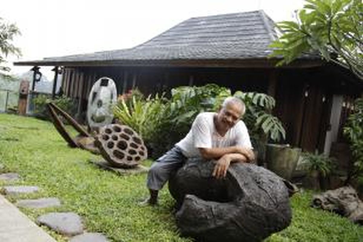 JAKARTA, KOMPAS.com - Rumah milik Teguh Ostenrik di bilangan Cilandak, Jakarta Selatan tidak hanya menjadi tempat beristirahat. Bagi Teguh, rumah juga harus menjadi tempat bekerja.