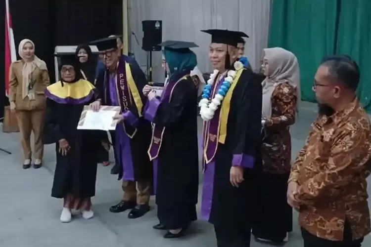 Nenek 100 Tahun Jadi Wisudawati Tertua Sekolah Lansia di OKU, Bukti Belajar Tak Mengenal Usia
