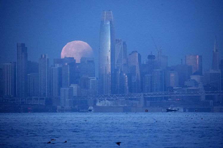 Penampakan bulan saat terjadinya gerhana bulan total atau super blue blood moon, di atas kota San Fransisco, California, Rabu (31/1/2018) malam. Warga di berbagai belahan dunia antusias menyaksikan fenomena langka yang terjadi bertepatan saat bulan berada dalam konfigurasi supermoon dan blue moon (bulan biru) ini terjadi sekitar dalam kurun waktu 150 tahun sekali.