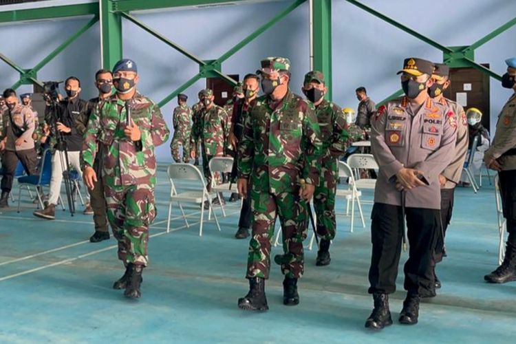 Panglima TNI Marsekal Hadi Tjahjanto bersama Kapolri Jenderal Pol Listyo Sigit Prabowo meninjau langsung pelaksanaan vaksinasi Covid-19 bagi prajurit TNI dan anggota Polri di hanggar integratif Lanud Raden Sajad, Natuna, Kepulauan Riau, Selasa (6/4/2021).