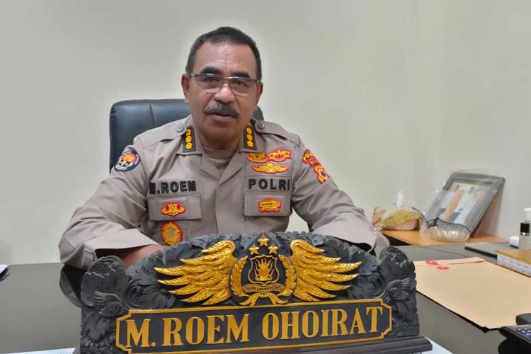 Kabid Humas Polda Maluku, Kombes Pol Muhammad Roem Ohoirat saat memberikan keterangan kepada waratwan di ruang kerjanya, Jumat (22/10/2021)
