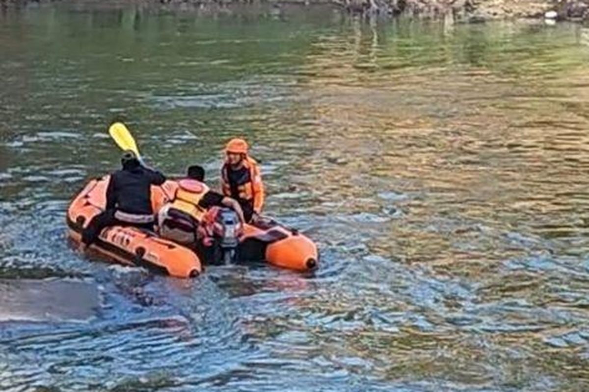 Petugas SAR melakukan pencarian korban di aliran Sungai Bengawan Solo, Selasa (1/7/2025).  