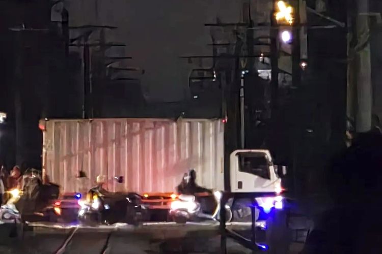 Truk Boks Melintang di Pelintasan Bekasi, 7 Perjalanan Kereta Sempat Terlambat