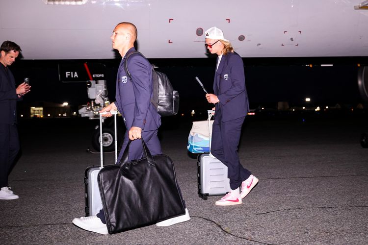 Erling Haaland (kanan) tiba di Bandara Internasional Piedmont Triad menjelang Piala Dunia FIFA 2026 pada 02 Juni 2026 di Greensboro, North Carolina. David Jensen/Getty Images/AFP (Foto oleh David Jensen / GETTY IMAGES AMERIKA UTARA / Getty Images melalui AFP)