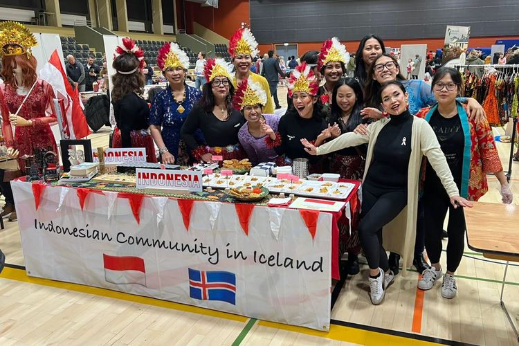 Diaspora Indonesia di Islandia dalam acara Festival of Nations 2025. Melinda (di kiri barisan) mengenakan kebaya biru dengan penutup kepala bercorak merah-putih.