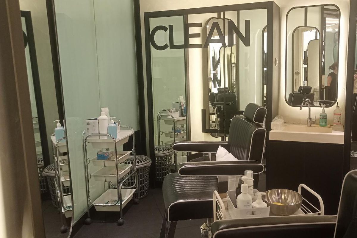 Salah satu ruang treatment Skyn Gym dengan konsep full mirror ala tempat gym pada umumnya.