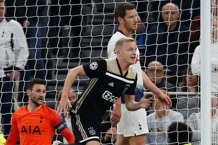 Donny Van de Beek melakukan selebrasi seusai membobol gawang Tottenham Hotspur pada pertandingan leg pertama babak semifinal Liga Champions, Rabu (1/5/2019) lalu.