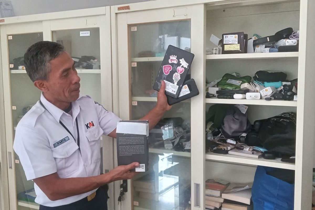 Penyelia Polsuska Daop 2 Bandung, Parto Pranoto tengah memperlihatkan barang penumpang tertinggal di kereta yang kini masih tersimpan di kangor layanan lost and found KAI Daop 2 Bandung, Rabu (22/1/2025)