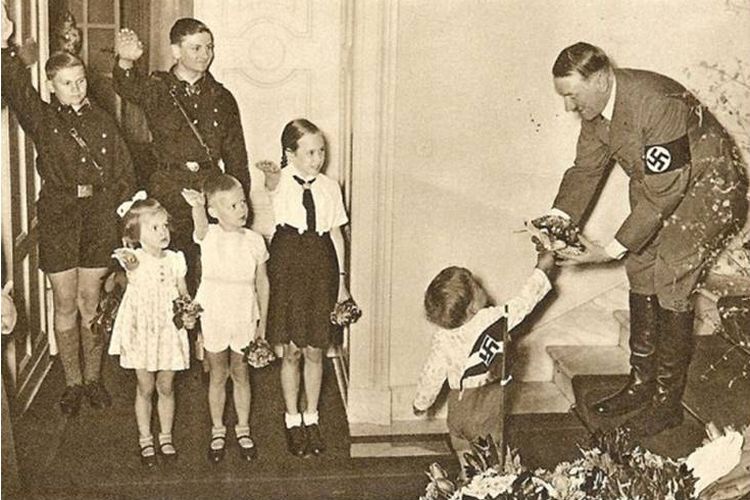 Hitler memberikan hadiah pada anak-anak di Jerman pada Natal